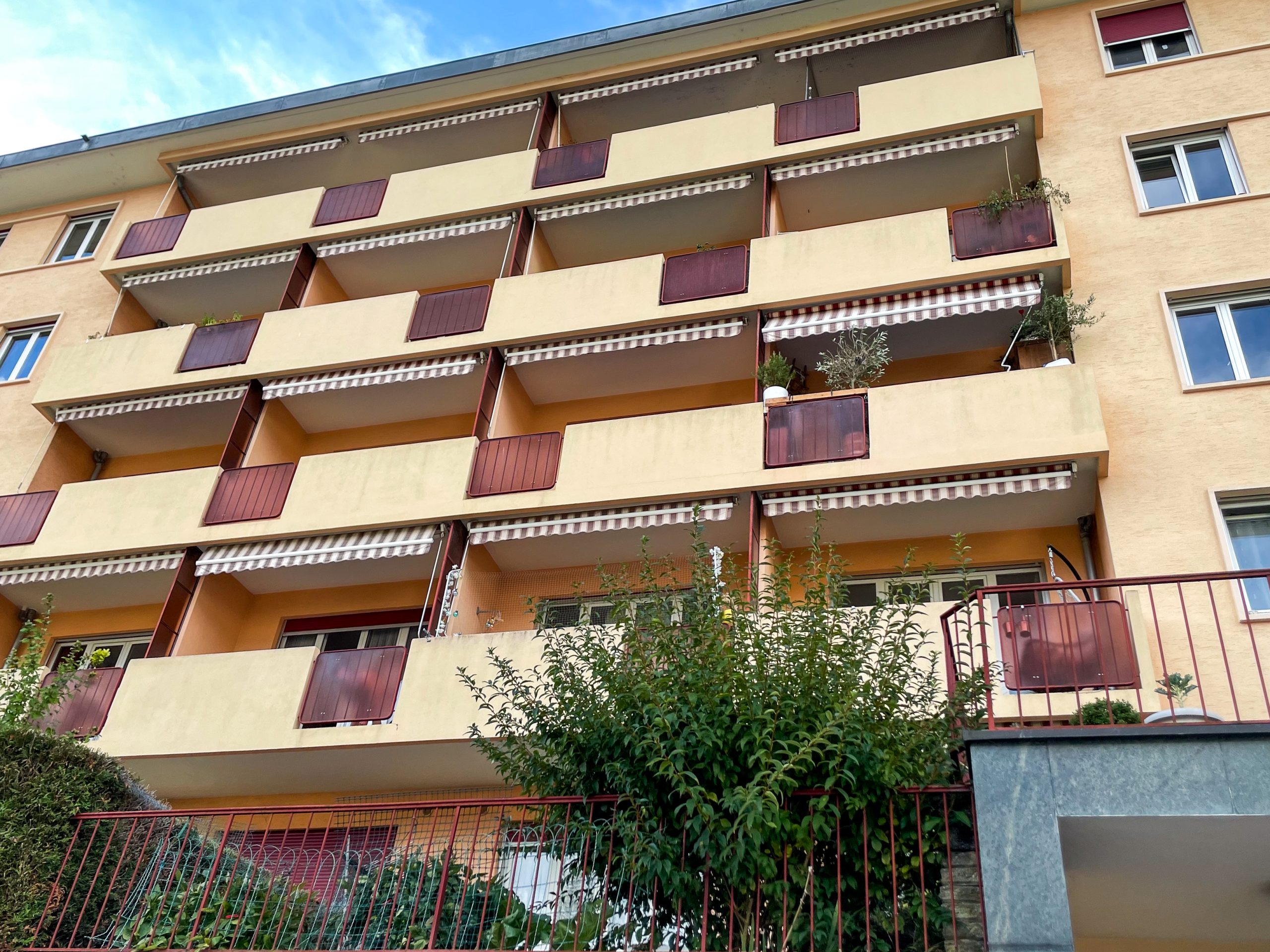 Bâtiment orangé située au Levant à Lausanne
